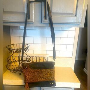 Women’s Vaan and Co. vintage purse, great for every day